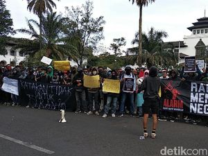 Demo di Gedung Sate, Demonstran Bandung Sampaikan 7+1 Tuntutan
