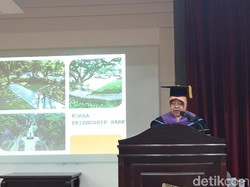 Risma Persembahkan Gelar Doktornya untuk Warga Surabaya