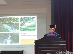 Risma Persembahkan Gelar Doktornya untuk Warga Surabaya Risma Persembahkan Gelar Doktornya untuk Warga Surabaya
