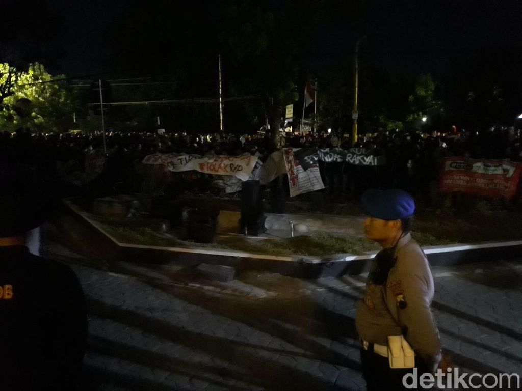 Lewat Batas Waktu, Aksi #SoloBergerak di DPRD Solo Makin Panas Lewat Batas Waktu, Aksi #SoloBergerak di DPRD Solo Makin Panas