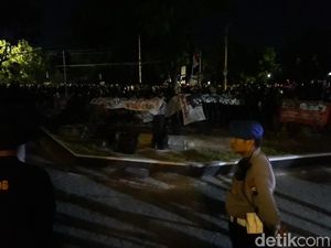 Lewat Batas Waktu, Aksi #SoloBergerak di DPRD Solo Makin Panas Lewat Batas Waktu, Aksi #SoloBergerak di DPRD Solo Makin Panas