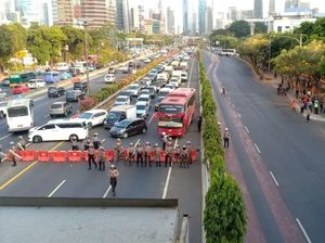 Demo di Depan DPR, Ruas Tol Cawang-Tomang Ditutup Sementara Demo di Depan DPR, Ruas Tol Cawang-Tomang Ditutup Sementara