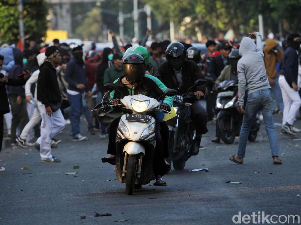 Gas Air Mata Masih Terasa, Driver Ojol Keluhkan Mata Perih Gas Air Mata Masih Terasa, Driver Ojol Keluhkan Mata Perih
