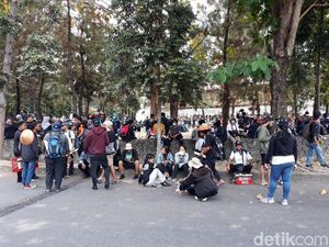 Massa Berkumpul di Bundaran UGM Jelang #GejayanMemanggil2