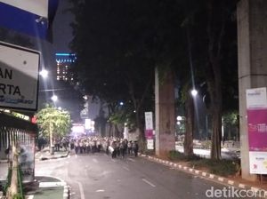 Polisi Pukul Mundur Massa di Depan TVRI ke Jl Asia Afrika Polisi Pukul Mundur Massa di Depan TVRI ke Jl Asia Afrika