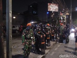 Mobil yang Dibakar Padam, Brimob-Paskhas Berjaga di Depan Polsek Tn Abang