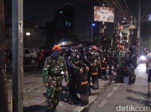 Mobil yang Dibakar Padam, Brimob-Paskhas Berjaga di Depan Polsek Tn Abang Mobil yang Dibakar Padam, Brimob-Paskhas Berjaga di Depan Polsek Tn Abang