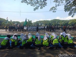 Bikin Adem! Polwan Polres Malang Kota Lantunkan Asmaul Husna Sambut Pendemo