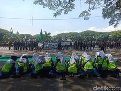 Bikin Adem! Polwan Polres Malang Kota Lantunkan Asmaul Husna Sambut Pendemo