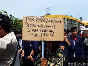 Poster Demo Mahasiswa: Minta Tak Ditembak hingga Ponakan Pak Tito