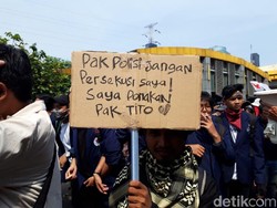 Poster Demo Mahasiswa: Minta Tak Ditembak hingga Ponakan Pak Tito