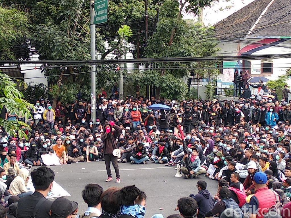 Dari Gedung Sate, Demonstran Pindah Orasi ke DPRD Jabar