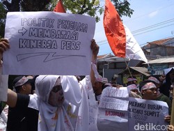 Tolak RKUHP, Jurnalis Kuningan Jadi Pocong di Gedung DPRD