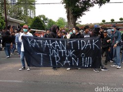 Gabung dengan Mahasiswa, Massa Pelajar Ikut Demo di Gedung Sate