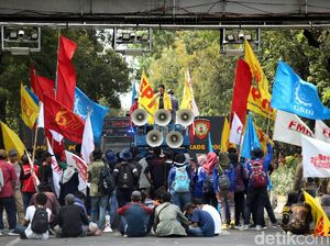 Petani hingga Mahasiswa Gelar Aksi Demo di Patung Kuda Petani hingga Mahasiswa Gelar Aksi Demo di Patung Kuda