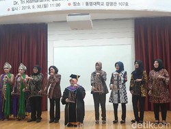 Usai Dapat Gelar Doktor, Risma Main Angklung Lagu Rek Ayo Rek