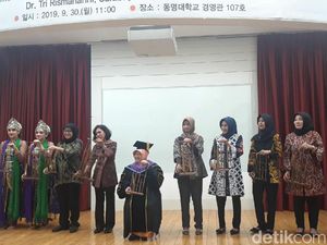Usai Dapat Gelar Doktor, Risma Main Angklung Lagu Rek Ayo Rek Usai Dapat Gelar Doktor, Risma Main Angklung Lagu Rek Ayo Rek