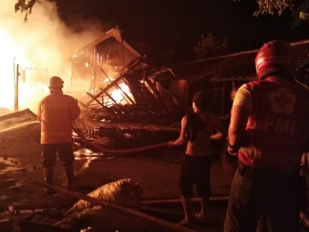 Pasar Nglangon Sragen Terbakar, Belasan Kios Hangus Pasar Nglangon Sragen Terbakar, Belasan Kios Hangus