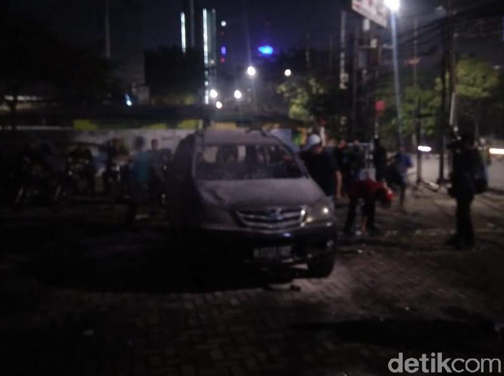 14 Pelaku Pembakaran Mobil di Parkiran Polsek Tanah Abang Ditangkap 14 Pelaku Pembakaran Mobil di Parkiran Polsek Tanah Abang Ditangkap