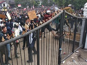 Demonstran di Depan DPRD Jabar Mulai Lempari Polisi Pakai Botol dan Batu