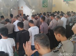 Mahasiswa dan Polisi Sumedang Salat Gaib untuk Randi-Yusuf