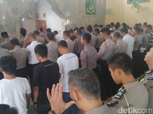 Mahasiswa dan Polisi Sumedang Salat Gaib untuk Randi-Yusuf Mahasiswa dan Polisi Sumedang Salat Gaib untuk Randi-Yusuf