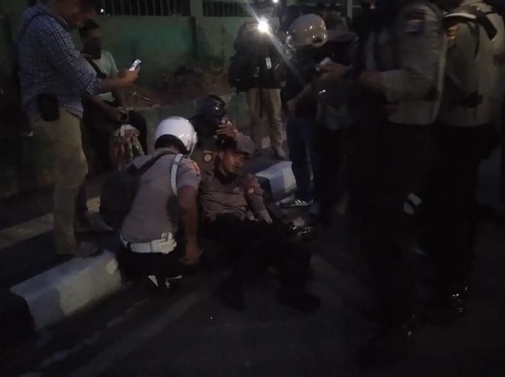 Halau Massa di DPR dengan Tembakan Gas Air Mata, 2 Polisi Tumbang Halau Massa di DPR dengan Tembakan Gas Air Mata, 2 Polisi Tumbang
