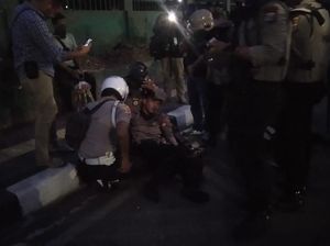 Halau Massa di DPR dengan Tembakan Gas Air Mata, 2 Polisi Tumbang Halau Massa di DPR dengan Tembakan Gas Air Mata, 2 Polisi Tumbang