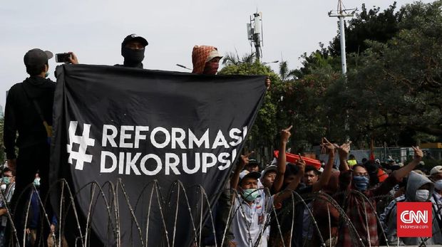 Massa mahasiswa, pelajar, buruh, dan organisasi kemasyarakatan menggelar unjuk rasa di gedung DPR, Jakarta, Senin (30/9). CNN Indonesia/Andry Novelino