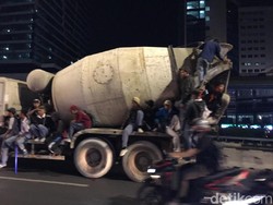 Massa Pelajar Naik Truk-truk Molen ke Arah Cawang