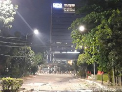 Polisi Terus Tembakkan Gas Air Mata ke Massa Pericuh Dekat BPK