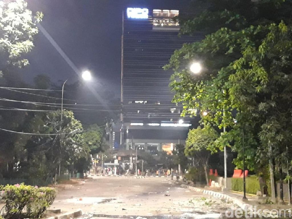 Polisi Terus Tembakkan Gas Air Mata ke Massa Pericuh Dekat BPK Polisi Terus Tembakkan Gas Air Mata ke Massa Pericuh Dekat BPK