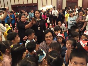 Sri Mulyani: Siapa Mau Dengar Cerita Eyang? Ayo Semua Duduk