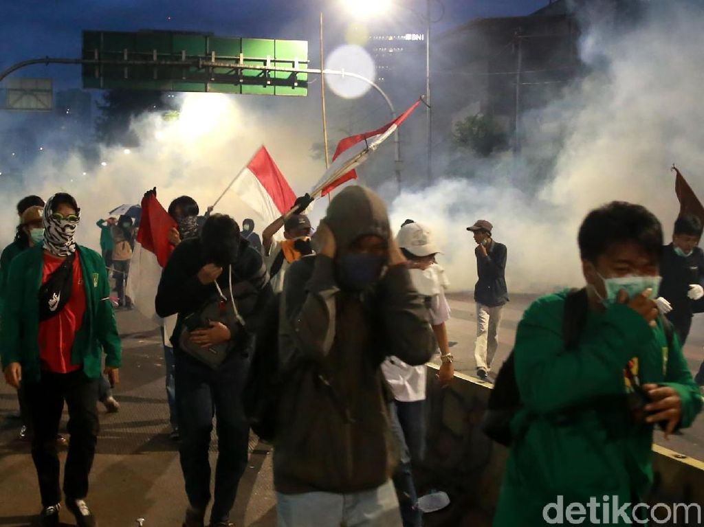 Ternyata Begini Cara Bersihkan Sisa Gas Air Mata Agar Tak Bikin Mata Perih Ternyata Begini Cara Bersihkan Sisa Gas Air Mata Agar Tak Bikin Mata Perih