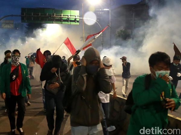 Diberondong Gas Air Mata, Pendemo Kocar-kacir