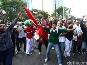 Hujan Petasan Vs Barikade Polisi di Kawasan Stasiun Palmerah!