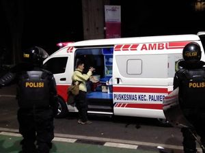 Cerita Petugas Ambulans yang Jaga Demo, Tolong Pedagang Sampai Wartawan Cerita Petugas Ambulans yang Jaga Demo, Tolong Pedagang Sampai Wartawan