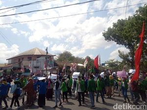 Mahasiswa Demo UU KPK, Tamu Undangan Pelantikan Anggota DPRD Dompu Berlarian