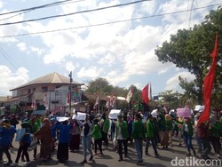 Mahasiswa Demo UU KPK, Tamu Undangan Pelantikan Anggota DPRD Dompu Berlarian