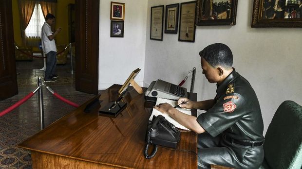 Pengunjung mengunjungi Museum Jenderal Besar AH Nasution di Jakarta, Senin  (30/9/2019). Museum yang awalnya merupakan rumah Jenderal AH Nasution itu merupakan saksi bisu peristiwa G 30 S/PKI yang menewaskan putri Nasution Ade Irma Suryani dan ajudannya Lettu Pierre Tendean. ANTARA FOTO/Muhammad Adimaja/ama.
