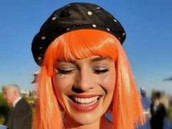 Penampilan Margot Robie dengan Rambut Oranye, Jadi Beda Banget