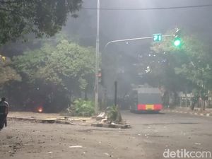 Massa di Jl Tentara Pelajar Lempar Molotov, Polisi Tembakkan Gas Air Mata Massa di Jl Tentara Pelajar Lempar Molotov, Polisi Tembakkan Gas Air Mata
