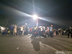Massa Masih Bertahan, Jalanan di Depan DPRD Sulsel Cuma Dibuka 1 Lajur