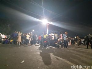 Massa Masih Bertahan, Jalanan di Depan DPRD Sulsel Cuma Dibuka 1 Lajur Massa Masih Bertahan, Jalanan di Depan DPRD Sulsel Cuma Dibuka 1 Lajur