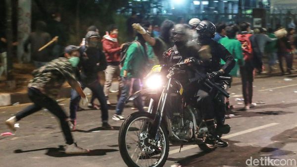 Momen Brimob Nyaris Digeruduk Massa