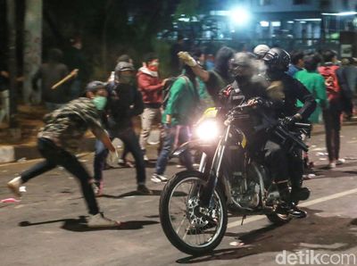 Momen Brimob Nyaris Digeruduk Massa