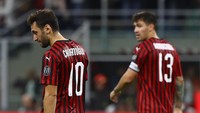 Para pemain Milan tertunduk lesu seusai pertandingan. Marco Luzzani/Getty Images.
