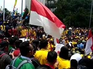 Video: Gedung DPRD Kalsel Kembali Digeruduk Mahasiswa!