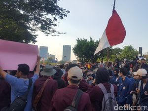 Bubarkan Massa di Jl Gatot Subroto, Polisi Tembakkan Gas Air Mata