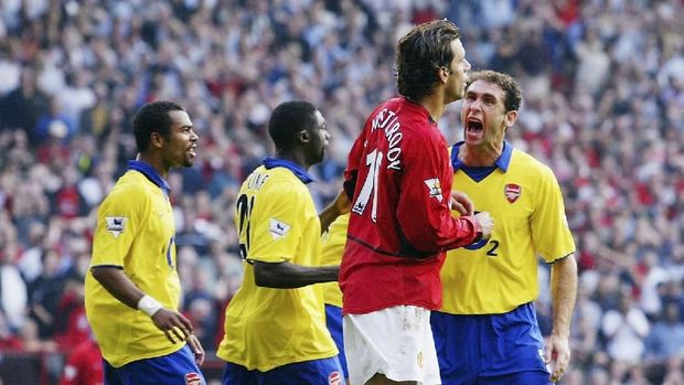 MANCHESTER, ENGLAND - SEPTEMBER 21:  Martin Keown of Arsenal shows his feelings at Ruud Van Nistelrooy of Man Utd after Van Nistelrooy missed his penalty during the FA Barclaycard Premiership match between Manchester United and Arsenal at Old Trafford on September 21, 2003 in Manchester, England. (Photo by Shaun Botterill/Getty Images)